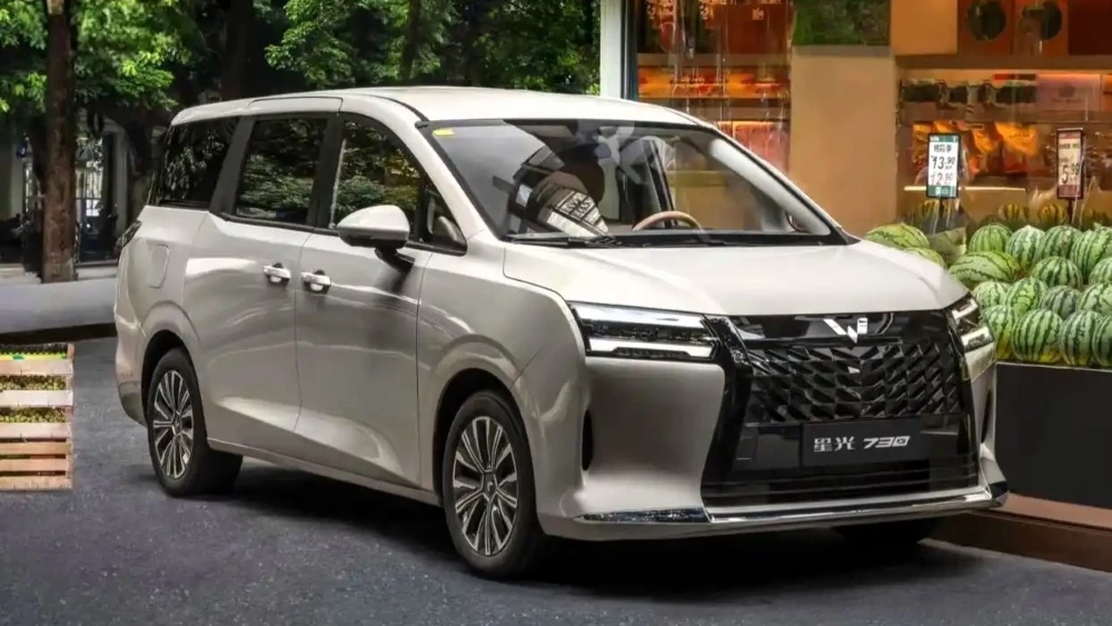 В Китае начались предпродажи семейного Wuling Starlight 730. Он крупнее и дешевле «Ларгуса»