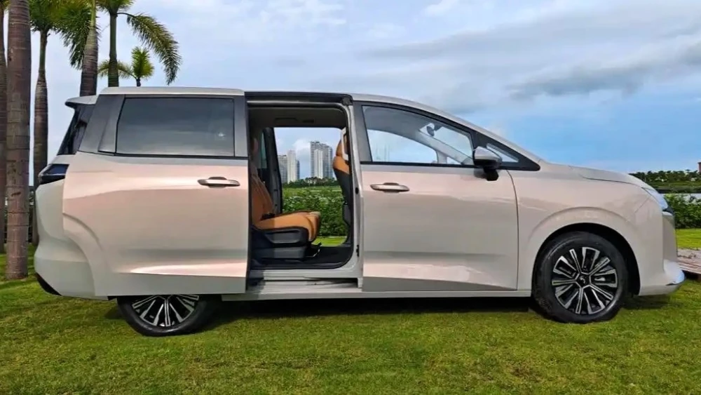 В Китае начались предпродажи семейного Wuling Starlight 730. Он крупнее и дешевле «Ларгуса»