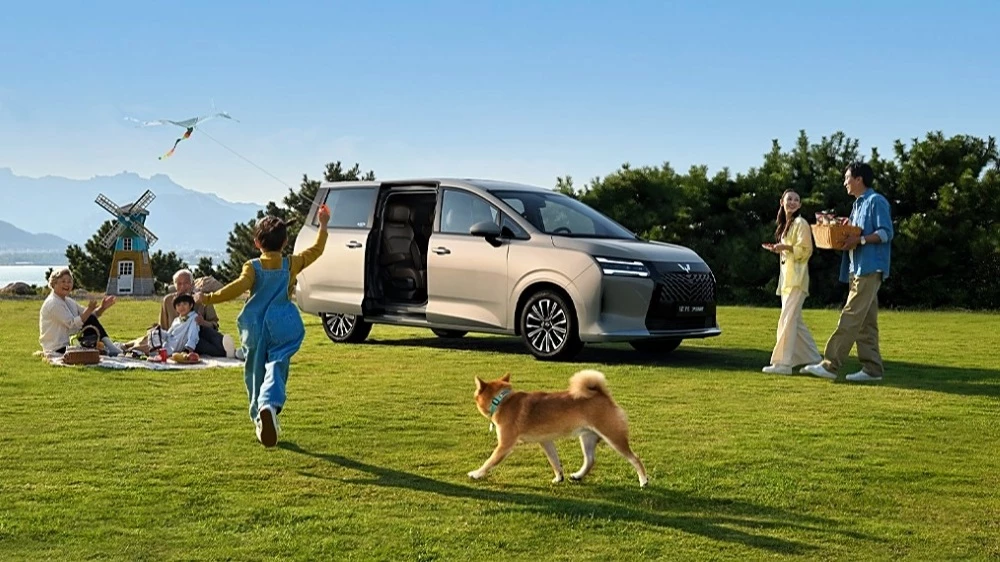  В Китае начались предпродажи семейного Wuling Starlight 730. Он крупнее и дешевле «Ларгуса»