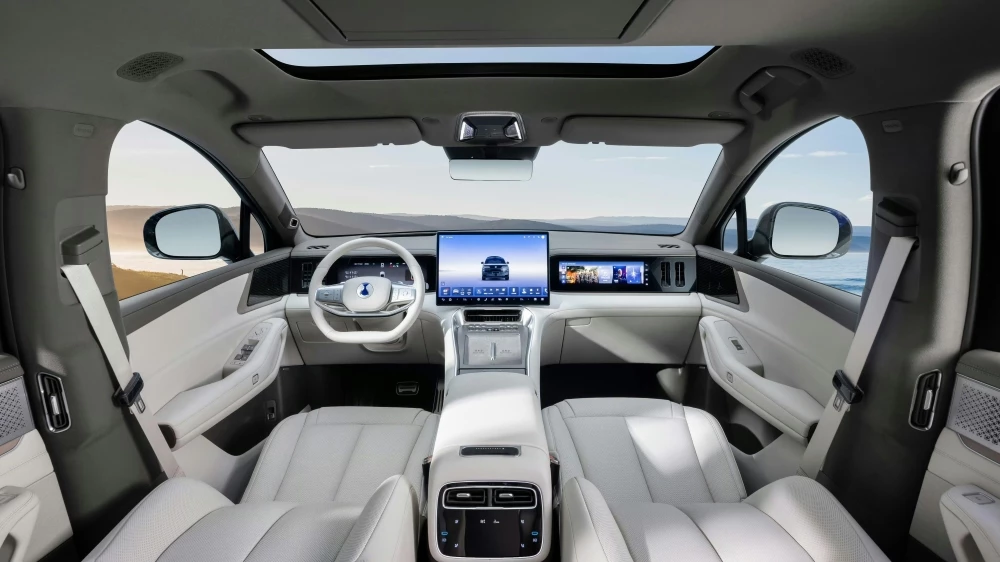 В Китае начались продажи кроссовера Denza N8L. Он намного доступнее N9