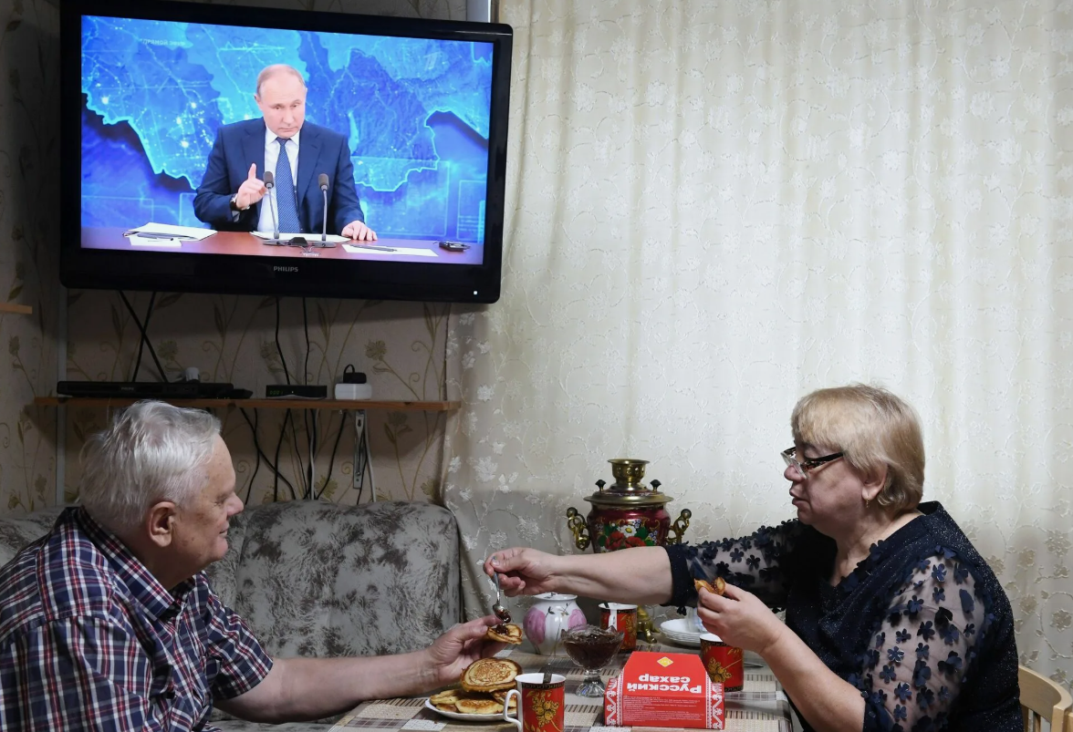 Пенсионеры жалуются на маленькую выплату ко дню пожилого человека и что для её получения нужно куда-то идти
