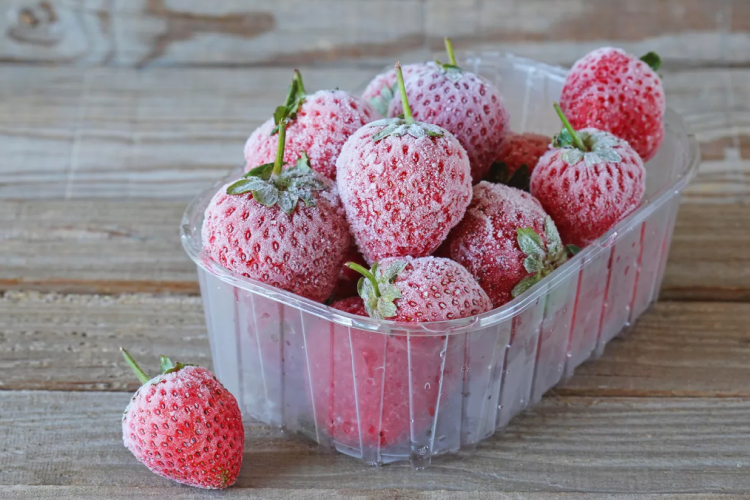 Как заморозить клубнику и малину целиком: сохраните вкус и аромат свежих ягод