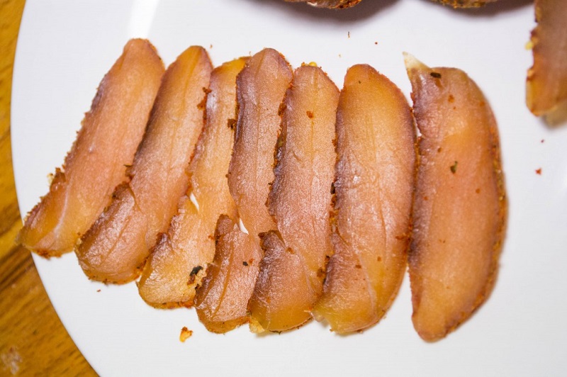 Никогда бы не подумал, что получается такой фантастический деликатес! Только приправы и мясо.