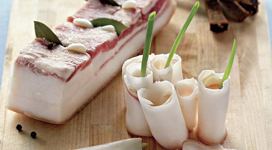 Соленое сало со специями