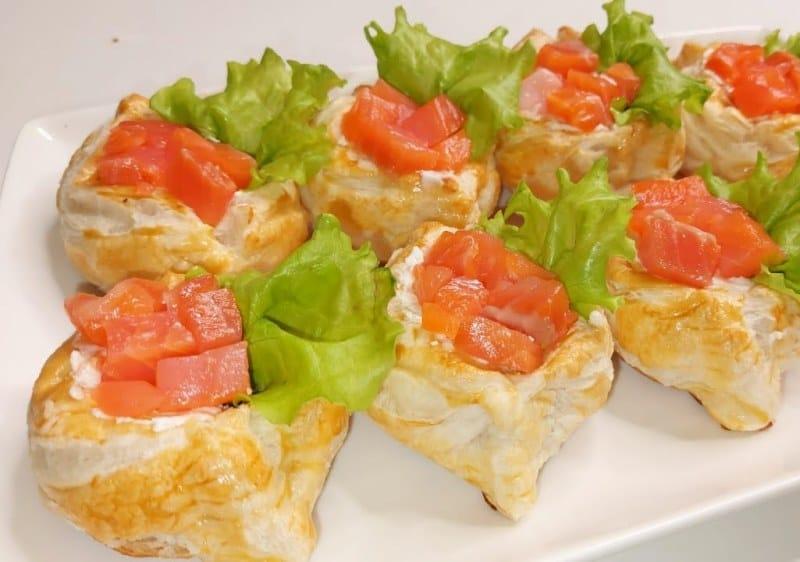 Лодочки из слоёного теста с красной рыбой