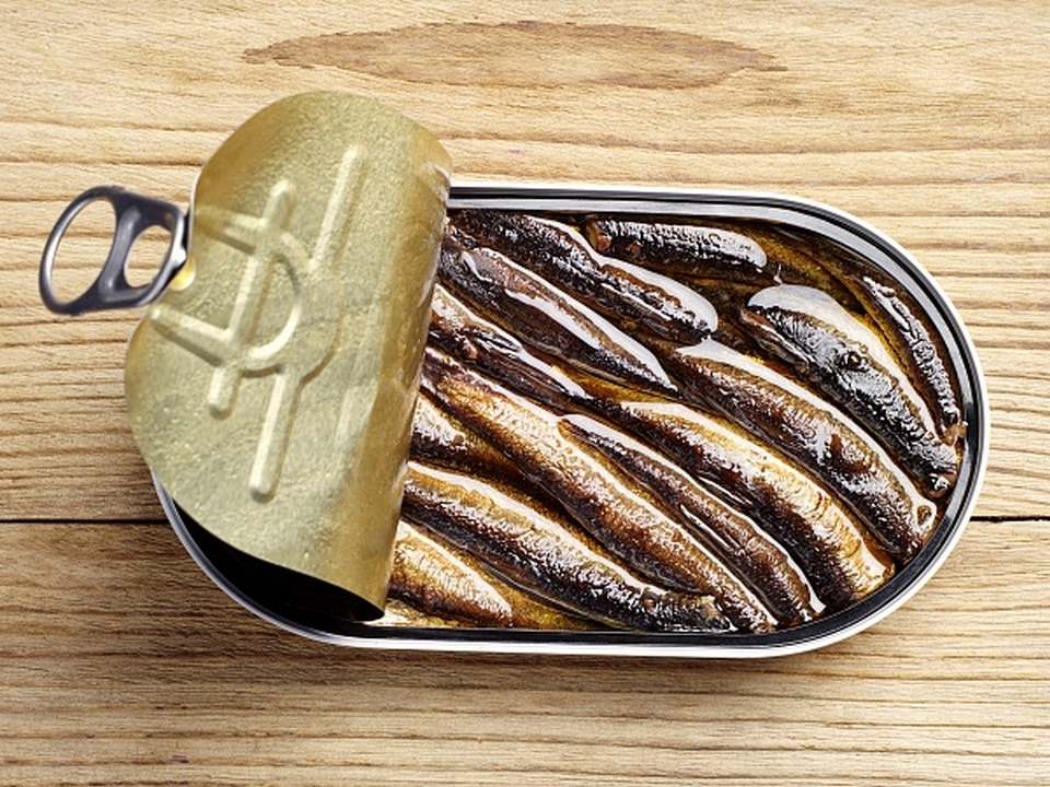 Превращаем банку шпротов в настоящий рыбный пирог. За счет насыщенности вкуса кажется, что начинки вдвое больше