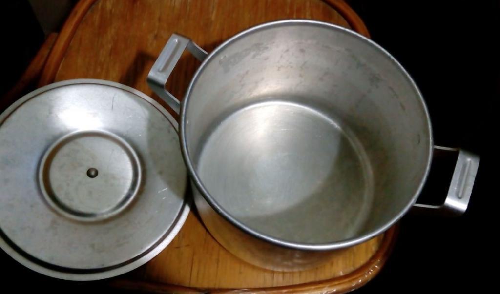 Чистим кастрюлю из СССР до состояния новой из магазина. Используем стиральный порошок и масло