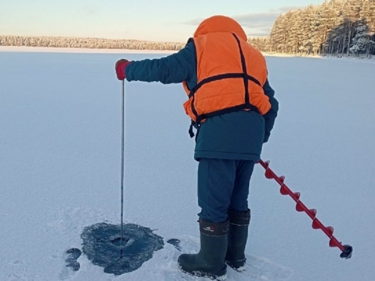 На севере Карелии специалисты проверили толщину льда