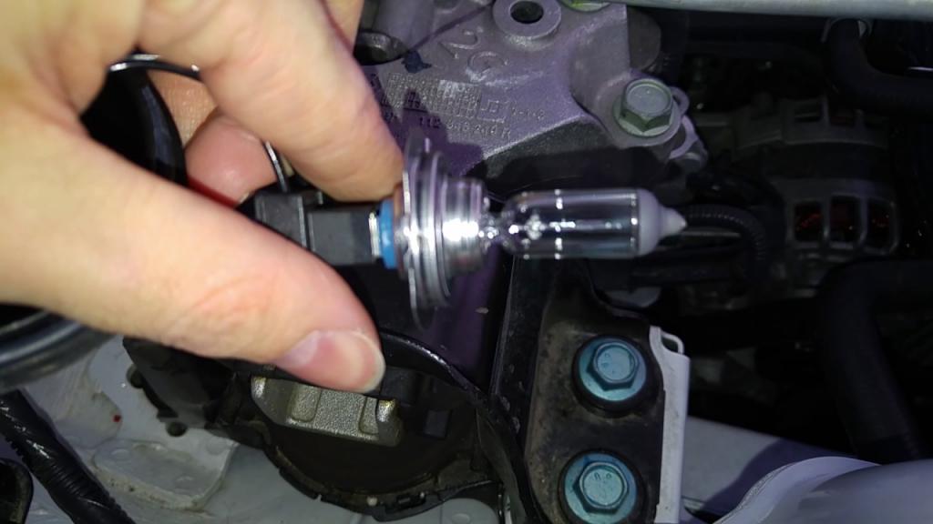 Замена лампы ближнего света на «Ниссане-Кашкай»