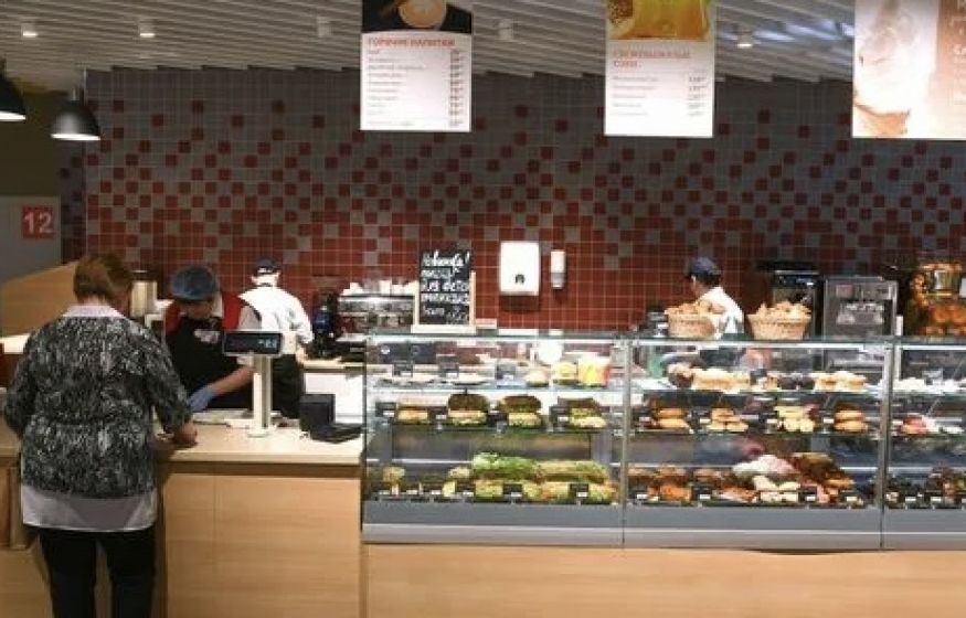 Кто печёт пирожки в супермаркетах? Депутат Госдумы предупредил о рисках «кухонь в магазинах», из-за них страдают кафе