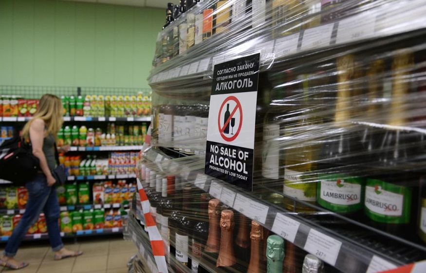 Алкоголь под запретом: в России призвали полностью запретить продажу спиртных в декабре и новогодние праздники
