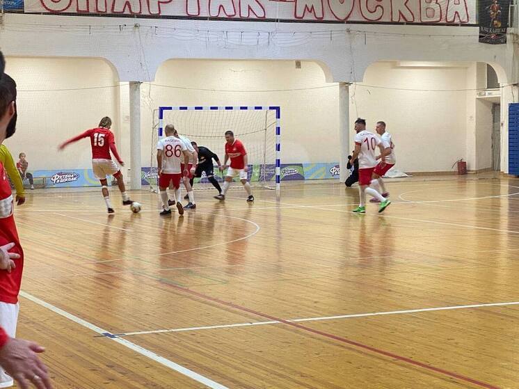 Яркие моменты товарищеского матча ветеранов «Спартака» и петрозаводских болельщиков собрали в фоторепортаже