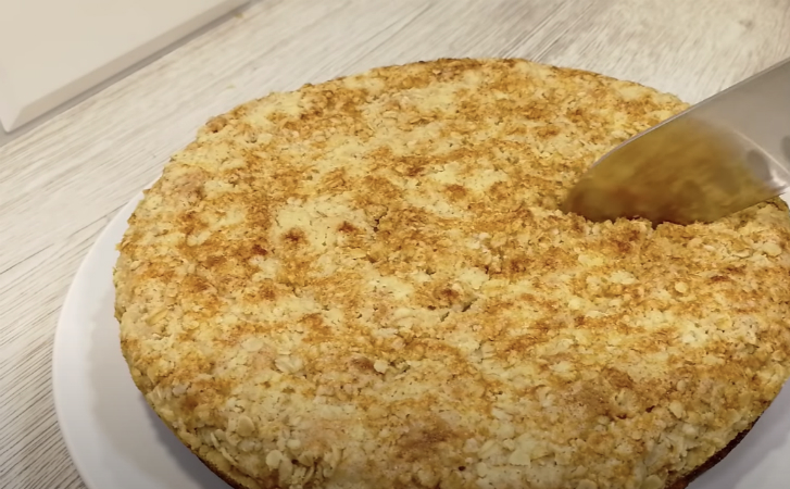 Сметанник без хлопот даже в будни: сыпем сухое тесто прямо в форму и останется только подождать выпечки