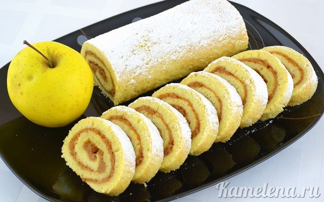 Рулет с яблоками на быструю руку