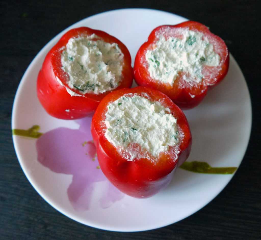 Только гости сели за стол, как тут же потянулись за красивой и яркой закуской из сладких перцев.