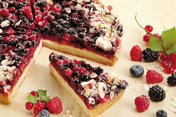 Творожный пирог с ягодами