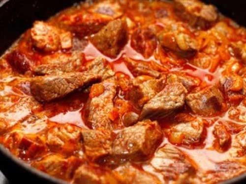 Гуляш из говядины в пряном томатном соусе с ароматной свежей зеленью и кускусом