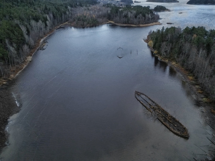 Затонувшие корабли появились со дна озера в Карелии