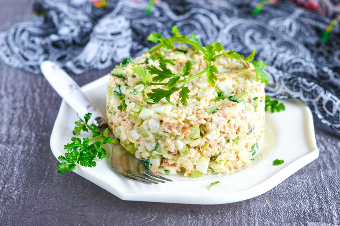 Салат с консервированной горбушей