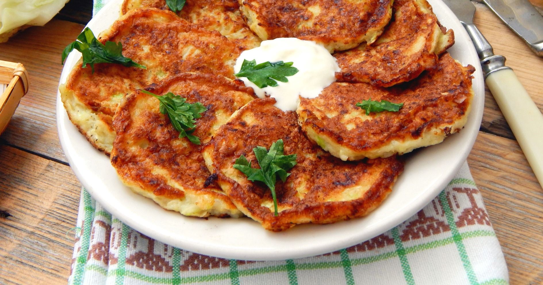 Делаем ужин почти из сплошного лука, но его не заметно. Жарим как драники: лук становится похож на тонкую картошку