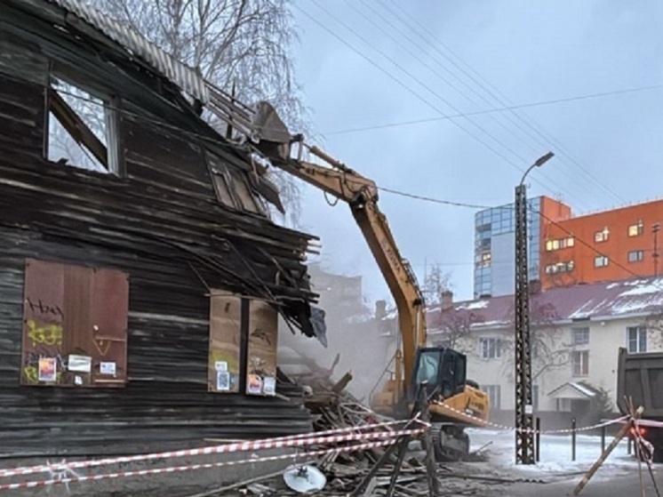 Подрядчик приступил к сносу аварийного здания в центре Петрозаводска