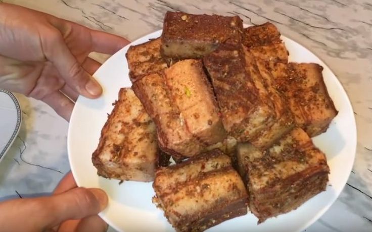 Молодые хозяйки готовят сало в луковой шелухе: главные секреты. Никакой химии, только натуральные ингредиенты.