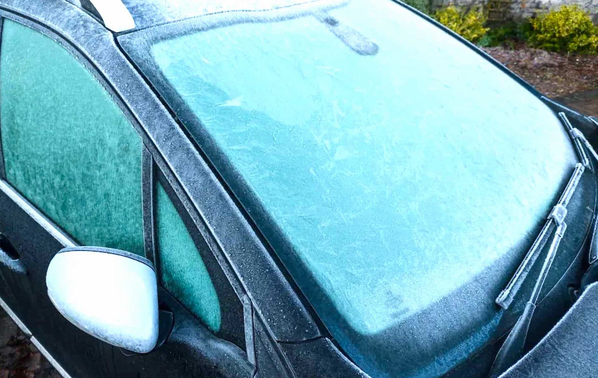 Раскрыт лайфхак, как можно предотвратить обледенение лобового стекла всего за 10 рублей