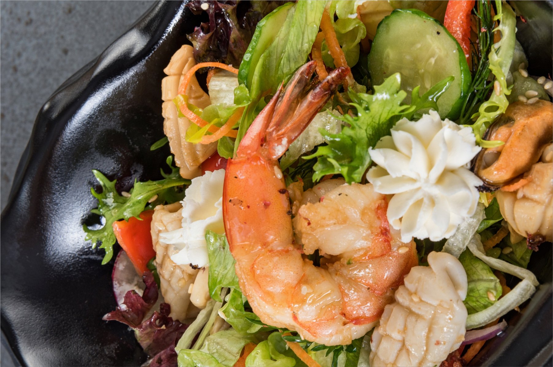 Раньше заказывали салат с морепродуктами в ресторане, а теперь готовим дома сами за 5 мин. Получается дешевле и вкусно очень