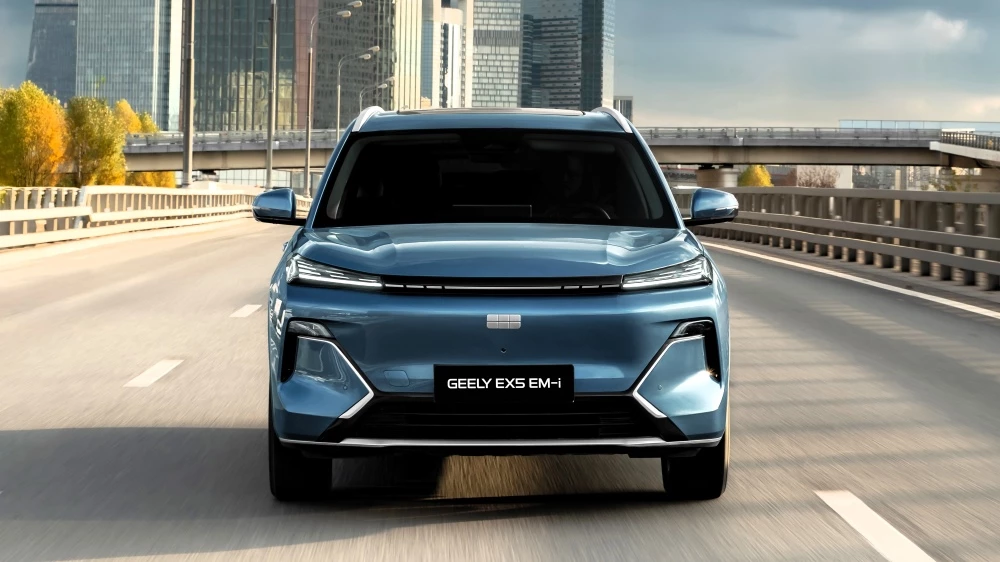 Дешевле на полмиллиона. Geely назвала цены на гибридную версию кроссовера EX5 EM-i в России