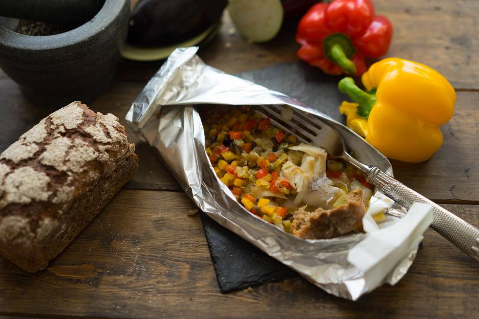 Белая рыба с овощами в конверте