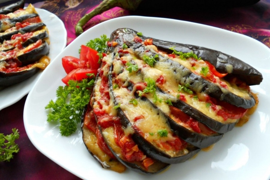Баклажаны, запеченные с помидорами