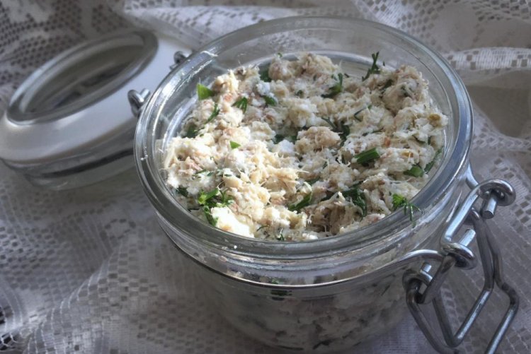 Готовлю простую и вкусную закуску из селедки. Можно как паштет на хлеб намазать и как салат подать (рецепт с картошкой)