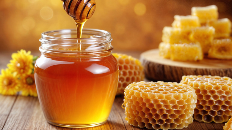 Польза или вред: в каких случаях мед становится ядом