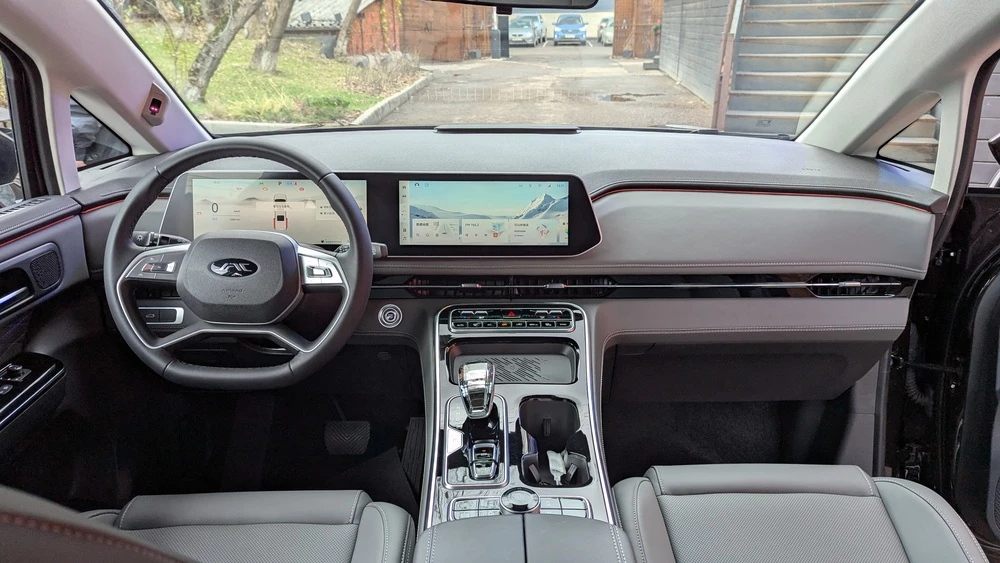 JAC открыл предзаказы на минивэн RF8 в России. Что уже известно о модели