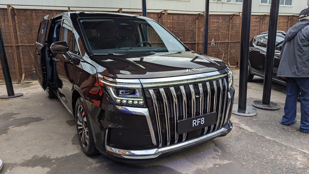 JAC открыл предзаказы на минивэн RF8 в России. Что уже известно о модели
