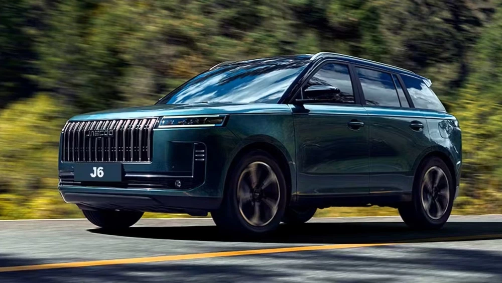  Jaecoo анонсировала кроссовер J6 для России. Как он оснащается и сколько может стоить