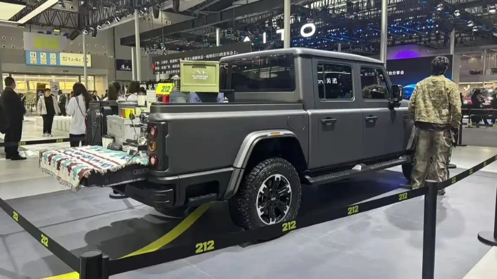 Кузов, мягкая крыша, гибрид и дизель. Что показал в Гуанчжоу бренд BAW