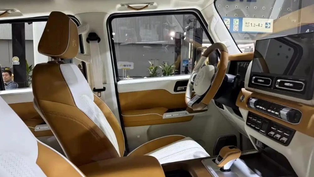 Кузов, мягкая крыша, гибрид и дизель. Что показал в Гуанчжоу бренд BAW