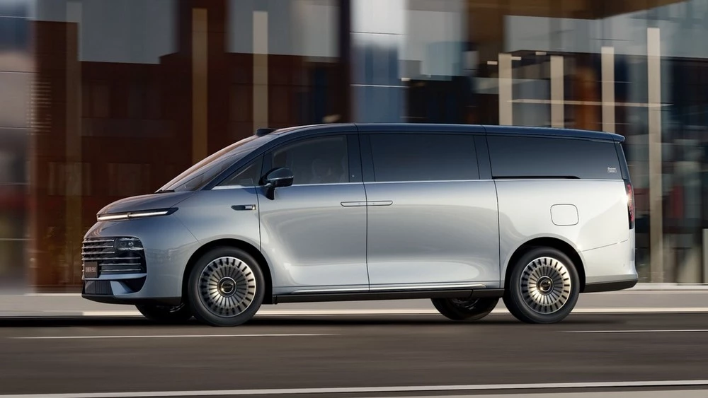  Минивэн Geely Galaxy V900 подготовили к премьере. Это более доступная версия LEVC L380