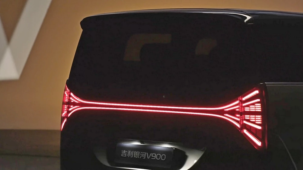  Минивэн Geely Galaxy V900 подготовили к премьере. Это более доступная версия LEVC L380