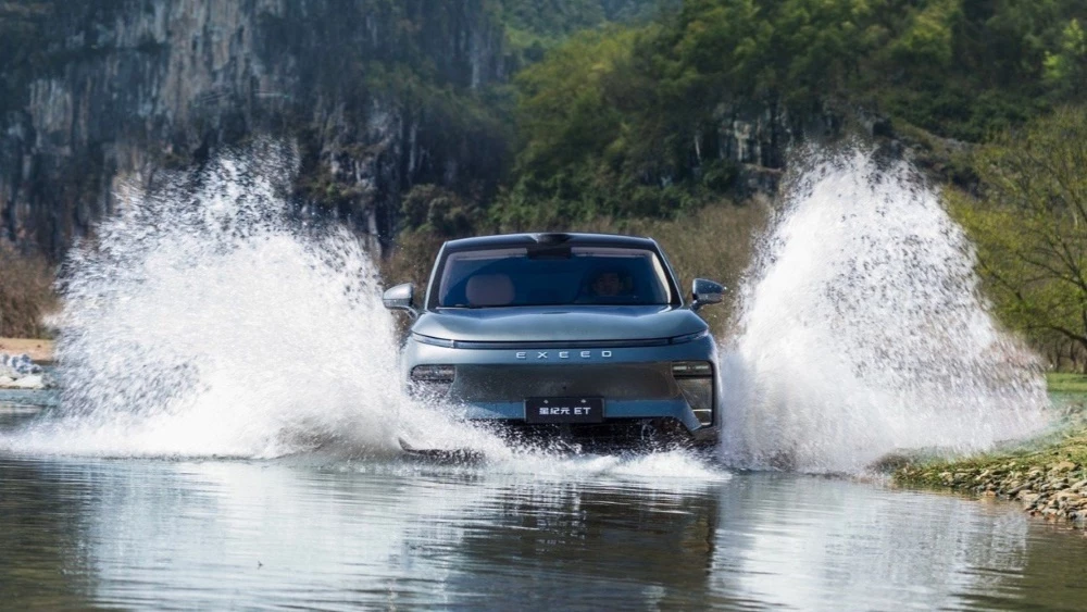  Минпром Китая рассекретил новый кроссовер Exlantix ET7. Эта модель уже продаётся в России