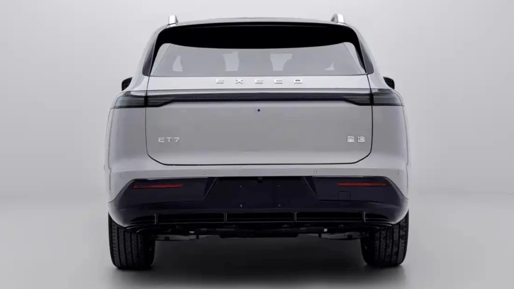  Минпром Китая рассекретил новый кроссовер Exlantix ET7. Эта модель уже продаётся в России