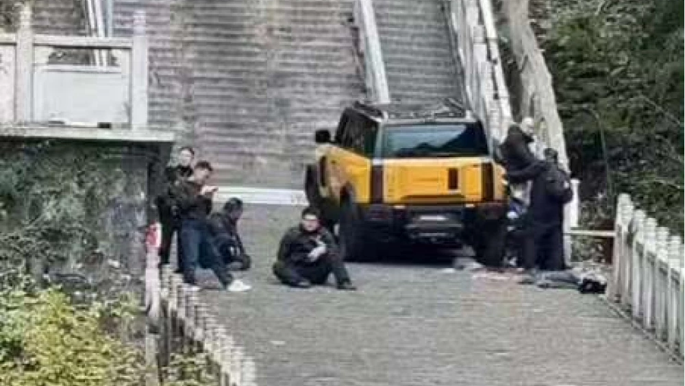 Не Range Rover. Кроссовер Chery повредил знаменитую китайскую лестницу в неудачном тесте