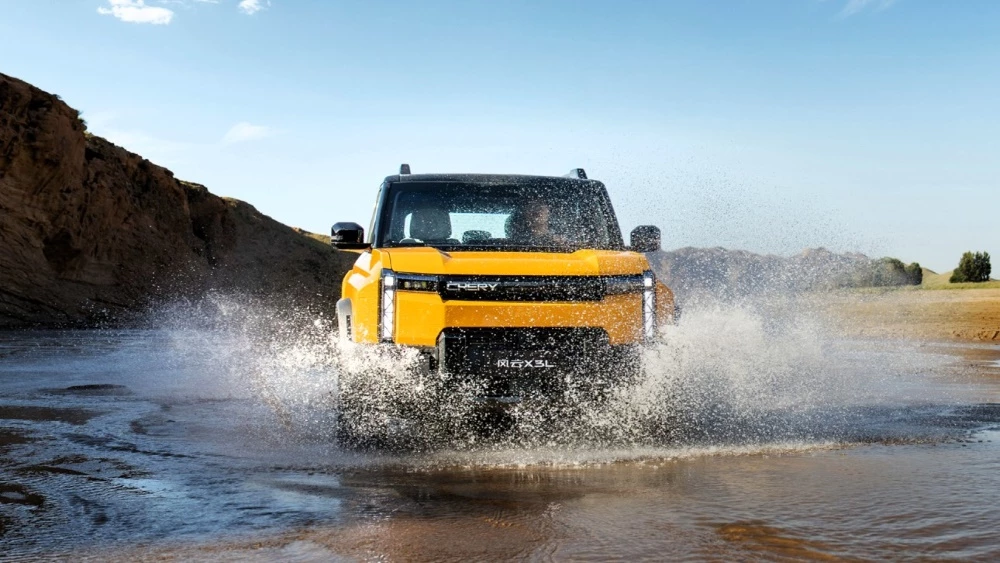 Не Range Rover. Кроссовер Chery повредил знаменитую китайскую лестницу в неудачном тесте