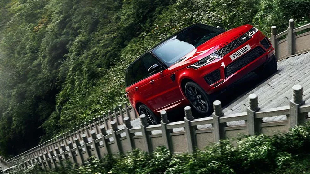 Не Range Rover. Кроссовер Chery повредил знаменитую китайскую лестницу в неудачном тесте