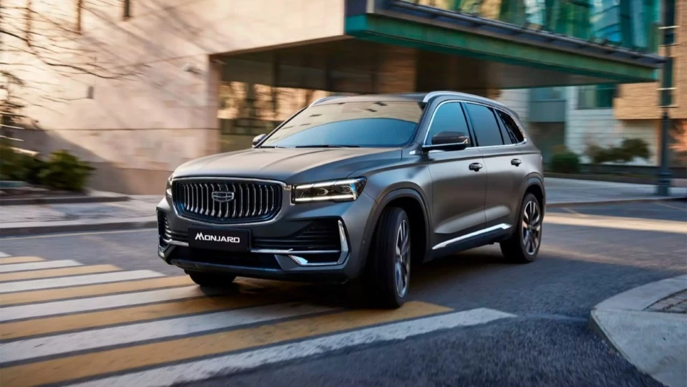  Новые кроссоверы Geely Monjaro отправили в Россию. «Живые» фото