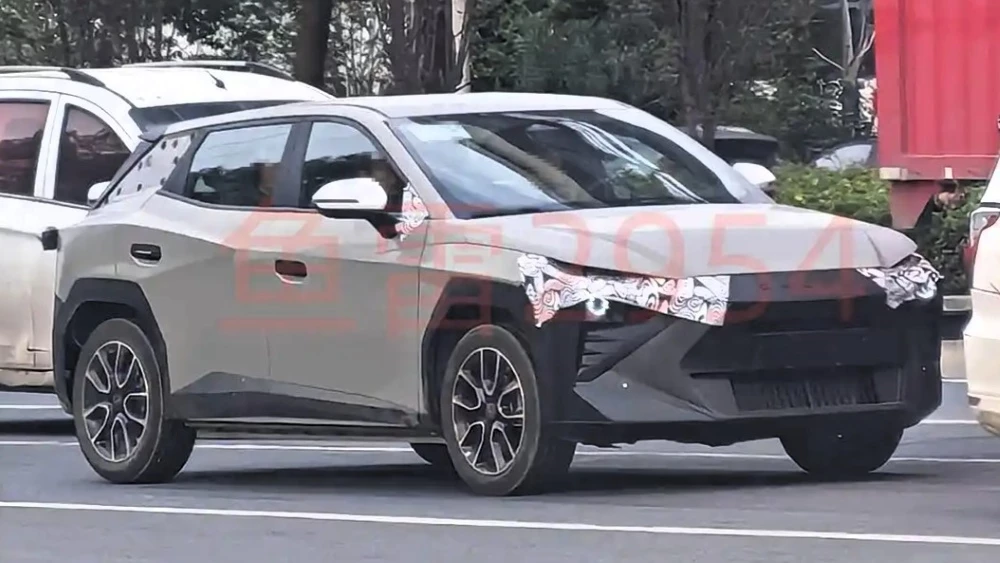  Новый Omoda C4 впервые заметили на тестах в Китае. Кроссовер ждут в России в 2026 году