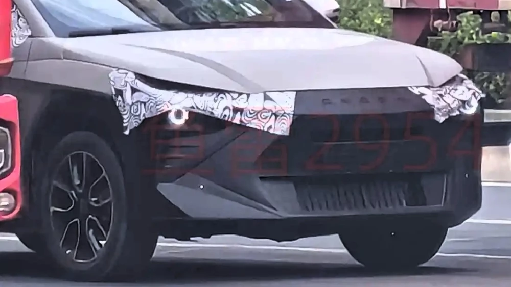 Новый Omoda C4 впервые заметили на тестах в Китае. Кроссовер ждут в России в 2026 году