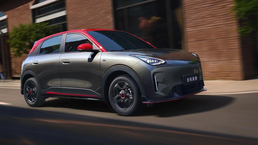 Обновленный Geely EX2 заметили в Китае во время тестов. Китайскому бестселлеру освежат салон