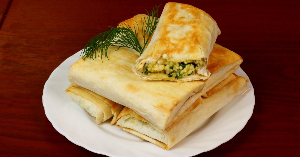 «Пирожки» из лаваша с яично-луковой начинкой. Готовятся быстро — съедаются ещё быстрее